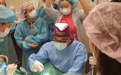 12月7日、中国医師団の方々が東京美容外科 銀座院へ視察にいらっしゃいました。