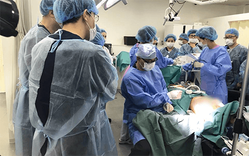 2018年5月18日、中国医師団の方々が東京美容外科へ視察にいらっしゃいました。